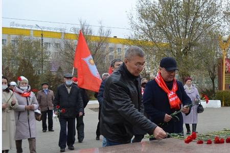 Коммунисты Калмыкии отмечают День Великой Октябрьской социалистической революции