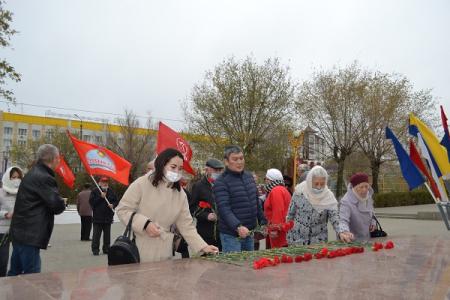 Коммунисты Калмыкии отмечают День Великой Октябрьской социалистической революции