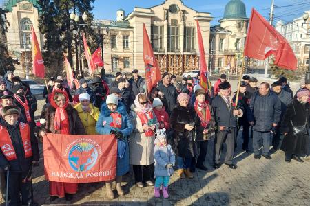 Коммунисты Приангарья отметили годовщину Революции онлайн-митингом и возложением цветов