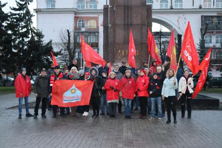 Ярославцы встретили годовщину Великого Октября 104-я залпами салюта!
