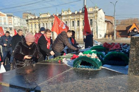 Коммунисты Приангарья отметили годовщину Революции онлайн-митингом и возложением цветов