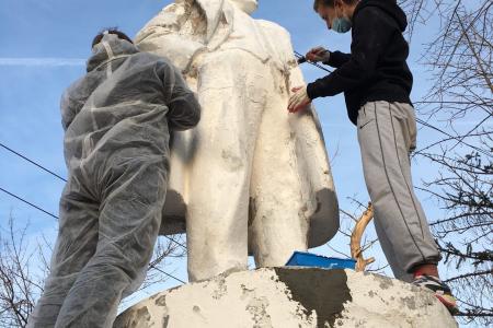 Коммунисты Волгограда отреставрировали старейший в городе памятник В.И. Ленину