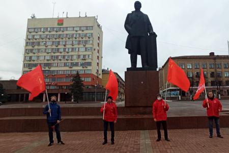 Коммунисты Брянской области отметили 104-летие Великого Октября
