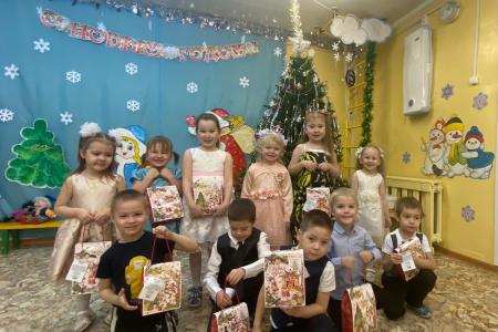 Коммунисты НАО поздравили детей с Новым Годом