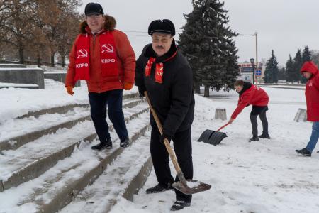 "Вычистим всю грязь из России!". Н.Н. Иванов вышел на праздничный субботник