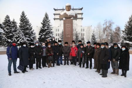 Салчак Тока - 120! Возложение цветов к памятнику государственному деятелю Республики Тыва