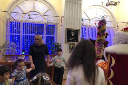 Подмосковные коммунисты передали от КПРФ подарки детям