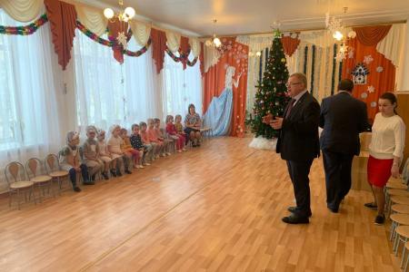 Московская область. Депутат-коммунист Александр Наумов поздравил с наступающим Новым годом дошколят в Ожерелье