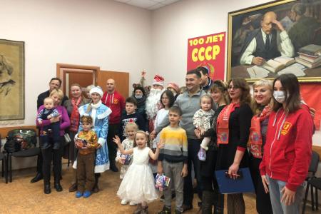 В Севастополе детей поздравил Дедушка Мороз из СССР
