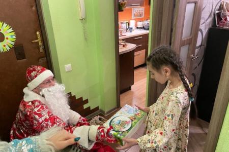 Дед Мороз и Снегурочка приняли участие в праздничной акции КПРФ в Саратовской области
