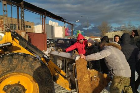 Москва: Очередной день противостояния с рейдерами - отбито три бульдозерных атаки на народное предприятие «Айвори»