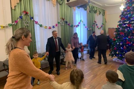 Подмосковные коммунисты передали от КПРФ подарки детям