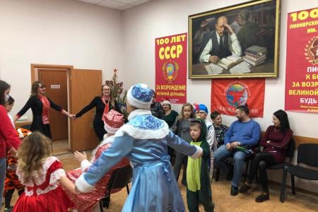 В Севастополе детей поздравил Дедушка Мороз из СССР
