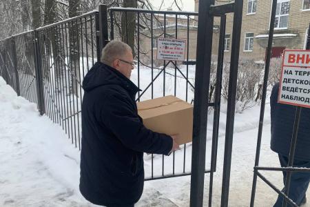 Московская область. Депутат-коммунист Александр Наумов поздравил с наступающим Новым годом дошколят в Ожерелье