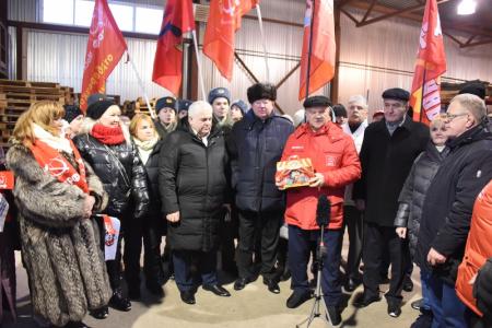 КПРФ отправила на Донбасс 93-й новогодний гуманитарный конвой