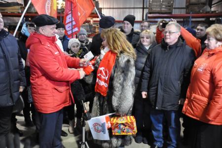 КПРФ отправила на Донбасс 93-й новогодний гуманитарный конвой
