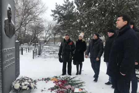 Депутаты фракции КПРФ в Госдуме во главе Ю.В. Афониным вместе с тульскими коммунистами возложили цветы на могилу В.А. Стародубцева