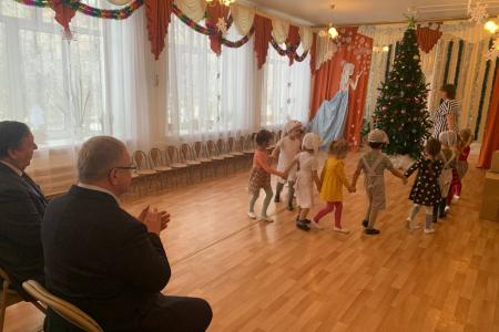 Московская область. Депутат-коммунист Александр Наумов поздравил с наступающим Новым годом дошколят в Ожерелье