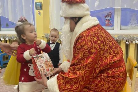 Коммунисты НАО поздравили детей с Новым Годом