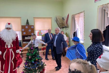 Краснодарский край. Коммунист-депутат Госдумы Н.И. Осадчий поздравил с новогодним праздником воспитанников белореченской коррекционной школы