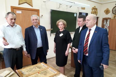 Краснодарский край. Коммунист-депутат Госдумы Н.И. Осадчий поздравил с новогодним праздником воспитанников белореченской коррекционной школы