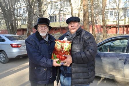 Калмыцкое республиканское отделение КПРФ подготовило традиционные подарки к Новому году для ветеранов партии и труда