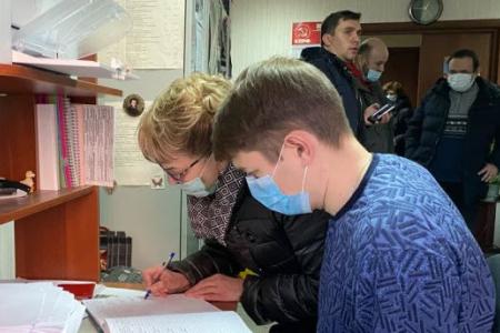В Саратовской области при поддержке КПРФ прошло первое заседание инициативной группы по организации федерального референдума по QR-кодам