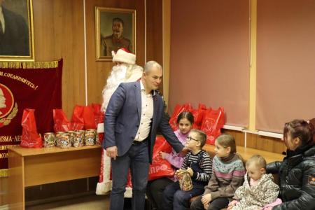 Подмосковные коммунисты передали от КПРФ подарки детям