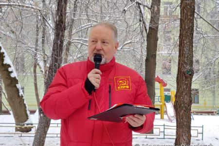 Москва. Новая массовая встреча депутата Обухова в Измайлово: против трамвайного проекта, QR-кодов и плохой уборки снега