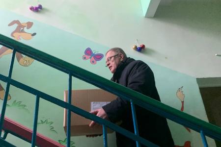 Московская область. Депутат-коммунист Александр Наумов поздравил с наступающим Новым годом дошколят в Ожерелье
