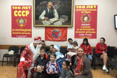 В Севастополе детей поздравил Дедушка Мороз из СССР