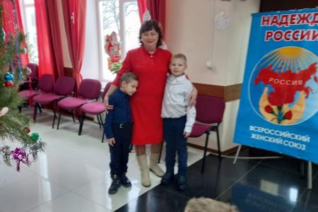 Сладкие подарки от депутата Госдумы Сергея Гаврилова белгородским ребятишкам вручали Дед Мороз и Снегурочка