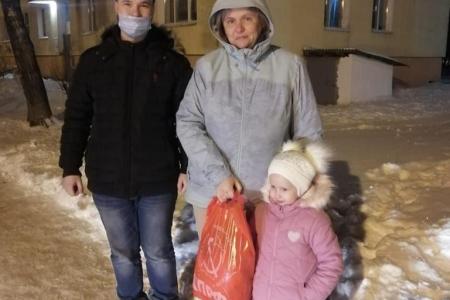 Подмосковные коммунисты передали от КПРФ подарки детям