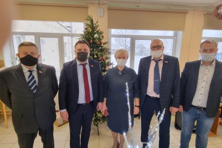 Депутаты фракции КПРФ в Калининградской областной Думе поздравили школьников Петровской СОШ им П.А. Захарова с наступающим Новым Годом