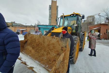 Москва: Очередной день противостояния с рейдерами - отбито три бульдозерных атаки на народное предприятие «Айвори»
