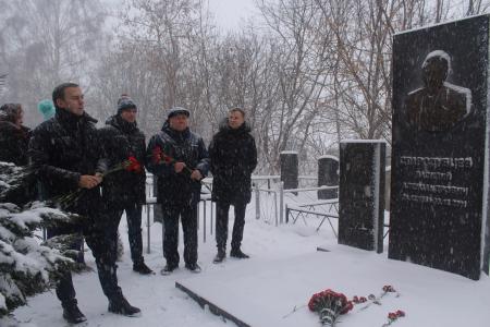 Депутаты фракции КПРФ в Госдуме во главе Ю.В. Афониным вместе с тульскими коммунистами возложили цветы на могилу В.А. Стародубцева