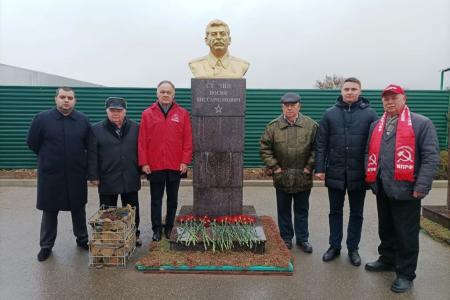 Ставропольский край. Почёт и цветы – Великому Вождю!