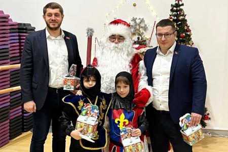 Подмосковные коммунисты передали от КПРФ подарки детям