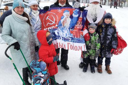 Дед Мороз и Снегурочка из КПРФ поздравляют жителей Ивановской области с наступающим Новым годом