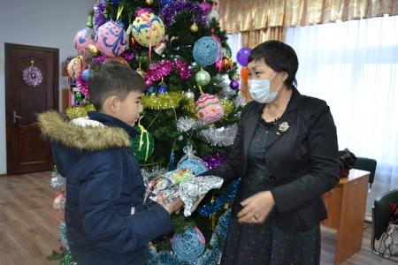 Республика Калмыкия. Накануне Нового года депутаты КПРФ пришли с подарками к детям из многодетных семей