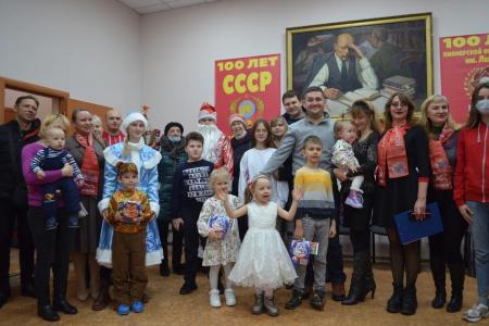 В Севастополе детей поздравил Дедушка Мороз из СССР