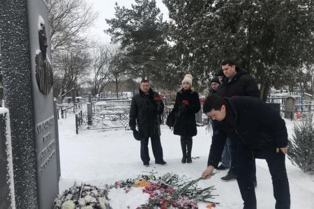 Депутаты фракции КПРФ в Госдуме во главе Ю.В. Афониным вместе с тульскими коммунистами возложили цветы на могилу В.А. Стародубцева