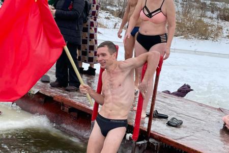 В Омске прошел заплыв под красными флагами