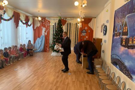 Московская область. Депутат-коммунист Александр Наумов поздравил с наступающим Новым годом дошколят в Ожерелье