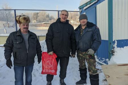 Подмосковные коммунисты передали от КПРФ подарки детям