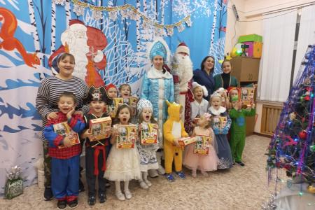 Коммунисты НАО поздравили детей с Новым Годом