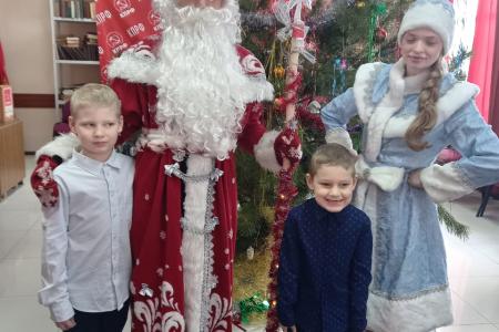 Сладкие подарки от депутата Госдумы Сергея Гаврилова белгородским ребятишкам вручали Дед Мороз и Снегурочка