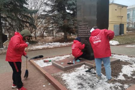 К 80-летию контрнаступления под Москвой коммунисты Чебоксар возложили цветы к Вечному огню