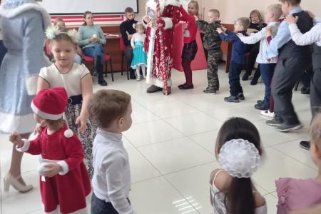Сладкие подарки от депутата Госдумы Сергея Гаврилова белгородским ребятишкам вручали Дед Мороз и Снегурочка