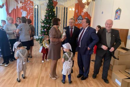 Московская область. Депутат-коммунист Александр Наумов поздравил с наступающим Новым годом дошколят в Ожерелье